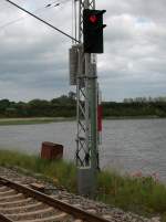 Das Einfahrsignal  A  von Altefhr steht auf dem Rgendamm.