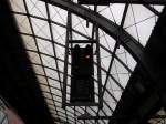 Am Trger von der Bahnhofshalle klebt dieser Vorsignalwiederholer in Berlin Spandau.