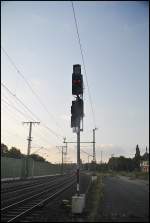Ausfahrsignal U001 in Lehrte auf Bahnsteig 1, in Lehrte am 12.10.2010, kurz vor Sonnenuntergang.
