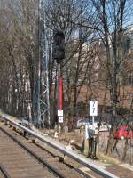 Ausfahrsignal 560 mit roten Mastschild(das rote Mastschild erlaubt:bei gestrten Signal Vorbeifahrt auf Ersatzsignal,Linksfahrersatzsignal,auf schriftl.oder mndlichen Befehl des Wrters.In Verbindung mit der M-Tafel darf bei der Berliner-S-Bahn nur auf mndlichen oder schriftlichen Befehl am gestrten Signal vorbei !)in Richtung Berlin Prenzlauer Allee am 03.April 2010 in Berlin Greifswalder Allee.