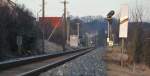 Lichtsignal neben den Schienen vor dem Bahnbergang in Birkenfeld.