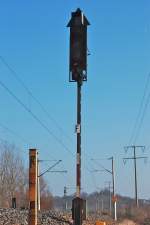 Lichtsignal bei strahlend blauem Himmel am 15.03.2012 zwischen Schauerheim und Neustadt Aisch.
