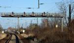 Die groe Signalbrcke, nrdliche Bahnhofsausfahrt  Radebeul  West, 4 der 6 mglichen Pltze  sind  mit Hl Signalen, erkennbar an den Signalschilden, bestckt.Das ganz linke Signal ist erloschen, da