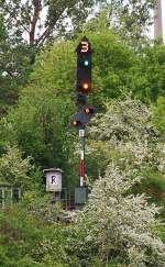 Einfahrtssignal vor dem Bahnhof Neustadt Aisch, das dem Regionalzug auf der Strecke Neustadt Aisch - Steinach die Einfahrt in den Bahnhof erlaubt.