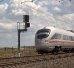 ICE trifft auf Vorsignalwiederholer, welche vor den KS - Signalen an der Einmündung der Neubaustrecke Böhla-Nünchritz Richtung Riesa stehen.