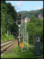 Ein Selbstblocksignal fr automatischen Streckenblock AB70 mit dazugehrigem Schaltschrank in Schmilka-Hirschmhle. Das Signal zeigt Hl10 - Halt erwarten. (15.7.2012)