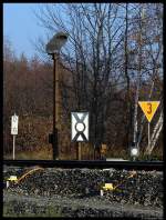 Eine echte Raritt sind Hl-Signale der ersten Bauserie. Das Vorsignal mit Doppeloptiken und einem schrgen Schirm erinnert noch sehr an die westdeutschen Lichtvorsignale. Das hier zu sehende Einfahrvorsignal des Bahnhofs Elsterwerda-Biehla drfte vermutlich das letzte noch in Betrieb befindliche Vorsignal dieser Bauform sein. (Elsterwerda, 14.11.2012)