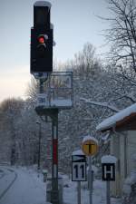 Ein modernes KS Signal sichert die westliche Ausfahrt des Bahnhofes Neukirch (Lausitz) West.