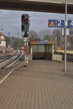 Im Bahnhof Osterburken an Gleis 2 steht dieses Ausfahrsignal N2 am kurzen Mast, damit es nicht die Brcke ankratzt ;-)!31.12.2012