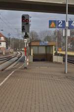 Im Bahnhof Osterburken an Gleis 2 steht dieses Ausfahrsignal N2 am kurzen Mast, damit es nicht die Brcke ankratzt ;-)!31.12.2012