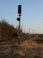 Einige Meter neben dem Hauptgleis steht das Einfahrsignal  S  von Bergen/Rgen.Aufgenommen am 23.Mrz 2012.