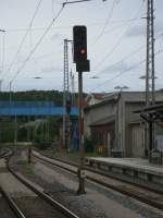 Während,am 14.Juli 2013,am Ausfahrsignal  L  vorschriftsmäßig das Hauptrot leuchtete,leuchtete am Ausfahrsignal  M ,in Bergen/Rügen das Ersatzrot.