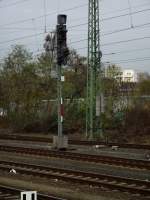 Ein Lichtsignal steht am 25.11.13 in Hanau Hbf 
