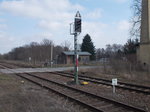 Vor dem Bahnübergang steht das Ausfahrsignal N2 in Müncheberg.Aufnahme vom 19.März 2016.