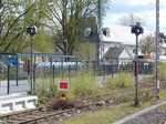 Am Schluss des ehemaligen Gleis 4 in Bochum Dahlhausen steht noch das Sperrsignal. Es ist noch in Betrieb ebenso das links daneben stehende Sperrsignal für das nicht mehr vorhandene Gleis 5.

Bochum Dahlhausen 16.04.2016