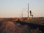 Vom Bahnübergang Manschenhagen(Strecke Stralsund-Rostock) konnte ich den Vorsignalwiederholer für das Einfahrsignal Velgast,aus Richtung Rostock,,am 28.November 2016,fotografieren.Bis Heute