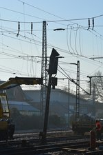 Am gestrigen Morgen gegen 4:00 Uhr morgens hatte ein Trafozug das Signal 44 N5 beschädigt und etwas in Schieflage gebracht. Gleis 4 und 5 waren während der Schieflage gesperrt da das Signal in den Lichtraum von Gleis 4 kommen konnte. Gegen 9:30 kamen dann der Gaf und einige Mitarbeiter der DB Netz und Leit und Sicherungstechnik aus Krefeld und sicherten das Signal gegen das Umkippen. Später wurde das Signal am Fuß per Flamme getrennt und vorsichtig nach hinten gezogen und herunter gelassen und auf Holzpaletten in Gleis 5 abgelegt. Während das Signal abgebrannt und abgelegt wurde, wurde die Oberleitung abgeschaltet und der Zugverkehr im kompletten Bahnhof zurück gehalten. Am Ende der Aktion wurde eine Sh2 Scheibe in Gleis 5 gestellt weil dort das beschädigte Signal lag.

Grevenbroich 30.12.2016