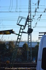 Am gestrigen Morgen gegen 4:00 Uhr morgens hatte ein Trafozug das Signal 44 N5 beschädigt und etwas in Schieflage gebracht.