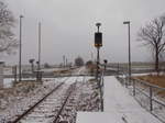 Wegübergangsignal,am 07.Februar 2017,vor dem Bahnübergang in Kenz(Strecke Velgast-Barth).