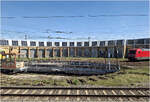 Drehscheibe - 

... am Leipziger Hauptbahnhof. Schön wie die Oberleitungen zum Mittelpunkt führen. 

Das Bild wurde aus einem vorbeifahrenden ICE fotografiert.

30.04.2026 (M)