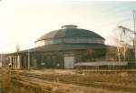 Der Rundlokschuppen von der Einsatzstelle Berlin Pankow im Januar 1998.Heute sind alle Gleise vom ehmaligen Rangierbahnhof Pankow verschwunden.Der Lokschuppen ist jetzt zwar ohne Gleise aber er ist