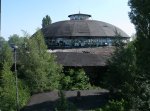 Neben Berlin Rummelsburg gibt es in Berlin Pankow ebenfalls einen geschlossenen Rundschuppen der ohne Nutzen ist.Am 12.Juni 2011 konnte ich,von der Straenbrcke,den schon fast zugewachsenen Rundlokschuppen in Berlin Pankow,in einem erschreckenden Zustand,fotografieren.