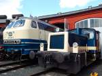 Zweimal DIESEL-POWER in Blau-Weiss (DB 218//Köf 332) am 5.4.2015 vor dem  Ringlokschuppen SIEGEN/Westfalen (Bahnhofsfest)