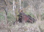 Versteckt hinter Gestrüpp ein bereits verfallender Prellbock in Bergen/Rügen.Aufnahme vom 16.April 2017.