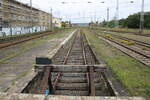 Das zwischen Bahnsteig 2 und 2 liegend Stumpfgleis mit Prellbock, am 10.10.2023 in Falkenberg (Elster).