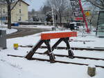 Der Prellbock vor dem Bahnübergang  Binzer Straße ,am 06.Januar 2026,in Putbus.
