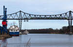Ein Twindexx Vario überquert auf der Rendsburger Hochbrücke den Nord-Ostsee-Kanal, während sich die Schwebefähre am Nordufer befindet. Rendsburg, 5.3.2023