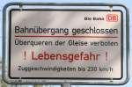 Hier wurde der Bahnbergang geschlossen und dieses nette Schild aufgestellt. 04/2007