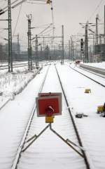 Nein, nein der Fotograf stand nicht im , sondern ber dem Gleis, auf der Holzbrcke ber das Gleis 3, welche aktuell den Zugang zu den Gleisen   5-8 im Bahnhof Dresden Neustadt bildet.