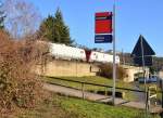 Hinweisschild auf den Bahnhof Leubsdorf und das Richtungsgleis nach Koblenz.