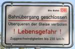 Hier wurde der Bahnbergang geschlossen und dieses nette Schild aufgestellt.