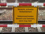 Da in Probstzella auch Züge durchfahren,mahnt dieses Schild daran.Gesehen am 28.Mai 2020.