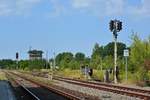 Auf einem kurzen Stück lassen sich in Braunsbedra allerlei Signale und Schilder für den Zugverkehr finden.