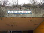Zu den Zügen, Schild an Unterführung am Bahnhof Rastatt, aufgenommen am 19.02.2014