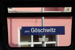 Das Bahnofsschild von Jena-Göschwitz am Bahnsteig 1. Fotografiert am 20.10.2022 aus dem Oberdeck im RE 4886  Saale-Express  nach Halle (S) Hbf.