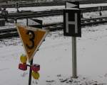 Diverse Weichensignale, gerade, rechts, Bogen links und rechts, Lf 1 mit Pfeil und So 8 mit Pfeil und alles mit Schnee auf dem Bahnhof Berlin-Lichtenberg am 19.02.2005