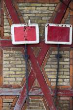 An's Kreuz genagelt - zwei altgediente Schutzhaltsignale, gesehen auf dem Bahnhof Strasburg ( Uckerm ) am 15.03.2012  