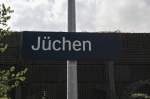 Bahnhofsschild sammt Lrmschutzwand im Hintergrund. Hinter der Wand fhrt die A 46 entlang und nun stellt sich die Frage, schtze die Mauer die Bahn vor dem Lrm der Autos, Lastwagen und Reisebusse.....denn sie ist ihnen gegenber ja immer noch im Hintertreffen....oder schtzt sie den Straenverkehr gegen den Bahnlrm....ein Schelm wer da bses denkt......sie schtze den anliegenden Ort vor der Autobahn...22.4.2012