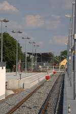 Sh 2 , gleich 2x  sichert die Fugngerberfhrung, welche eingefahren werden kann. Sie verbindet den S - Bahnsteig mit dem  Interimsbahnsteig in Radebeul West.
12.06.2013 16:43 Uhr.