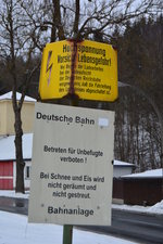 Im Bahnhof Königshütte ließen sich noch einige Relikte aus alten Zeiten gefunden. Wie dieses Warnschild vor Hochspannung aus der Oberleitung der deutschen Reichsbahn. 

Königshütte 05.01.2017