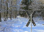 Andreaskreuz an einer Kreuzung eines Weges auf der Strecke der Harzer Schmalspurbahn bei Sternhaus am 22.