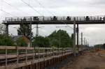 Ihre Tage sind wohl gezhlt, aber noch ist sie in Betreib, die Signalbrcke zwischen Radebeul West und Radebeul Zitzschewig.Rechts im Vordergund ist das neue Planum fr die S-Bahn-Trasse , derzeit