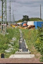 VDE 8 Komplexmaßnahme Halle Rosengarten–Angersdorf  ▶ Standort: Bahnhof Angersdorf    Ein Umbau der Leit- und Sicherungstechnik bringt auch viel Kabelsalat mit sich.