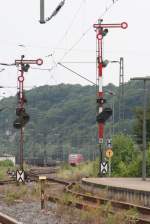 Seltene Kombination: Formhauptsignale mit Lichtsperrsignalen und Lichtvorsignalen (am 23.07.2010 in Dillenburg)