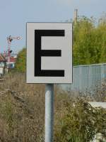 Lf 3 - Endscheibe, zeigt das Ende einer vorübergehenden Langsamfahrstrecke an, hier in der östlichen Einfahrt des Bhf Laucha/Unstrut, gesehen am 05.10.2014.