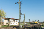 Noch stehen Formsignale im Bahnhof Tüssling, hier die Ausfahrsignale in Richtung Mühldorf. Die neuen Ks-Signale sind bereits aufgestellt (im Hintergrund rechts in Höhe der Zugspitze des Güterzugs). Gültigkeit haben aber immer noch die Formsignale. 20.04.2016